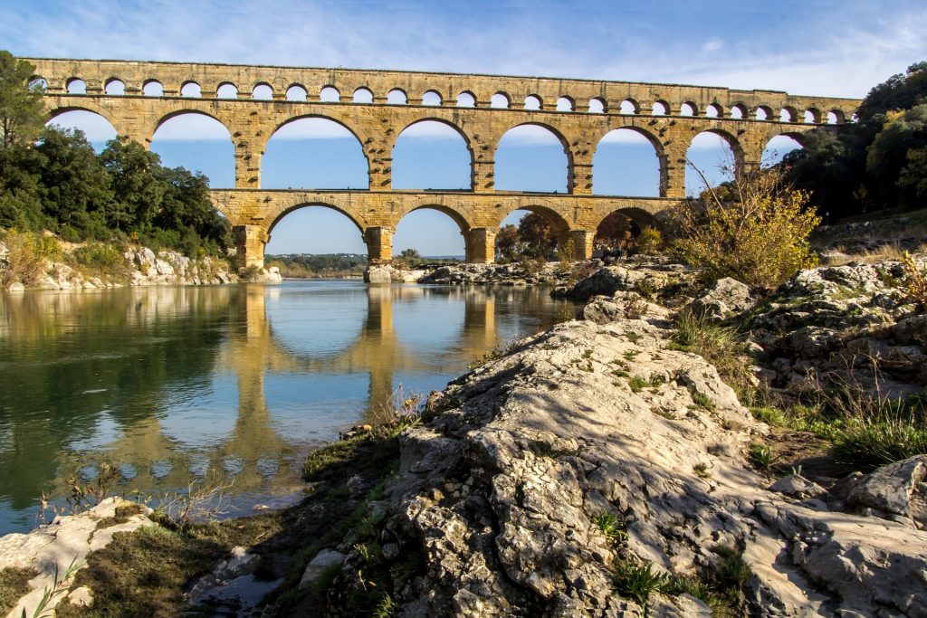 Pont du Gard vue depuis le fleuve en contrebas