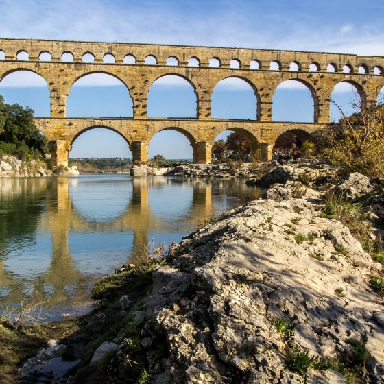 Pont du Gard vue depuis le fleuve en contrebas