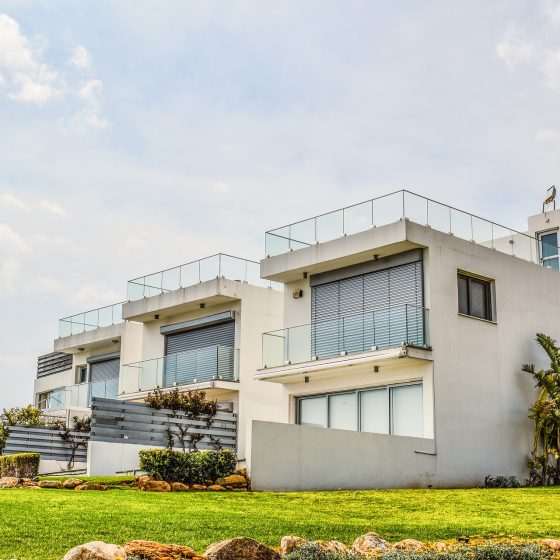 Résidence neuve et moderne sur un terrain arborée composée de plusieurs logements mitoyens