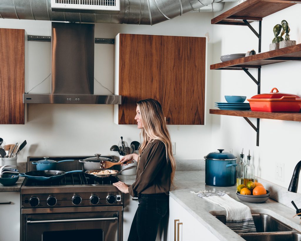 Femme dans une cuisine