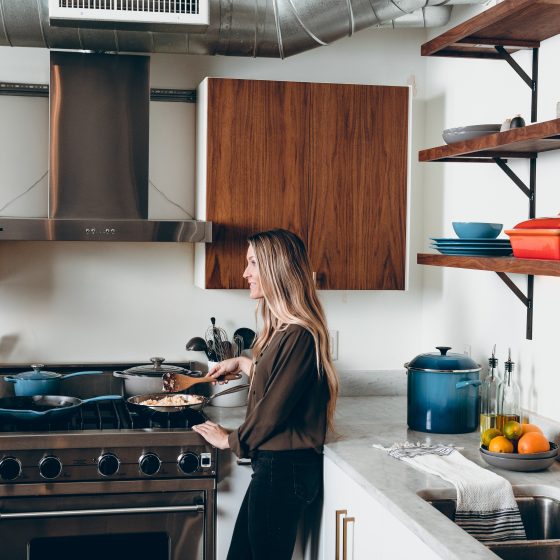 Femme dans une cuisine